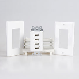 Uma tomada USB branca, uma tomada USB elétrica 4 portas USB com 2 placas de parede