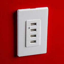 Uma tomada USB branca, uma tomada USB elétrica 4 portas USB com 2 placas de parede