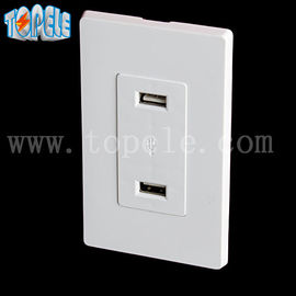 Uma tomada USB branca, uma tomada USB elétrica 4 portas USB com 2 placas de parede