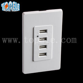 Uma tomada USB branca, uma tomada USB elétrica 4 portas USB com 2 placas de parede